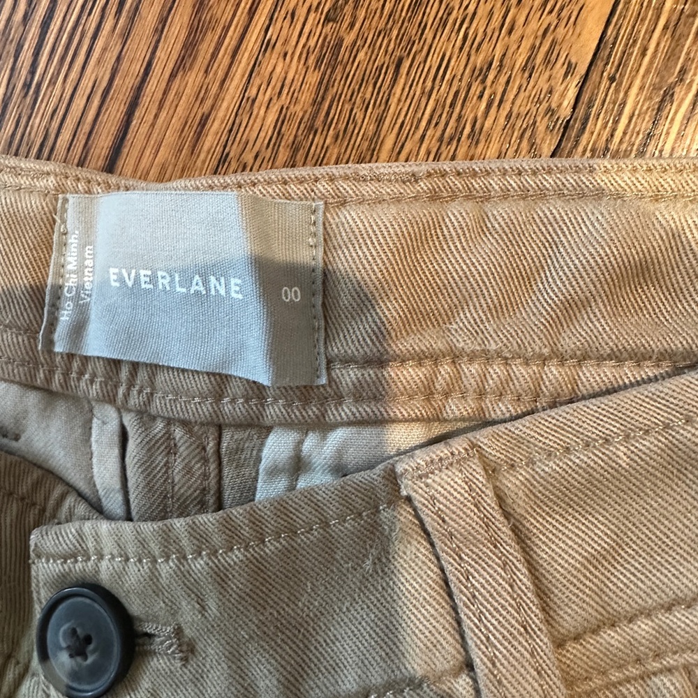EVERLANE The Relaxed Chino in dark khaki - Picture 4 of 4